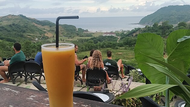 Hlavn� pl� v letovisku Kuta, co� je hlavn� turistick� st�edisko na Lomboku, je sice kr�sn�, �irok� a relativn� m�lo frekventovan�. Kdy� sem ov�em p�ijdete za odlivu, tak zjist�te, �e k tomu, abyste se dostali na hloubku, budete muset uj�t n�jak�ho p�l kilometru.