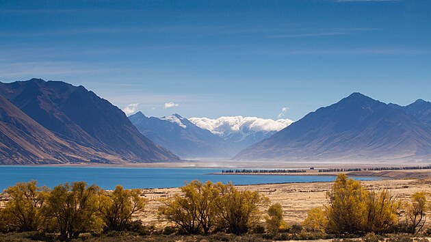 Jezero Tekapo pat�� k t�m v�t��m na Nov�m Z�landu, m� asi 83 �tvere�n�ch kilometr�.
