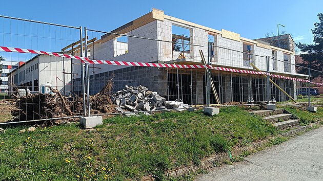 O stavebn� povolen� projekt Rezidence Vyhl�dka p�i�el na konci b�ezna. P�esto je�t� tento t�den bylo na stavb� ru�no. Podle stavitele, b�val�ho politika Libora Joukla, je t�eba stavbu zakonzervovat a zabezpe�it. Trvat by to m�lo nejpozd�ji do konce dubna.