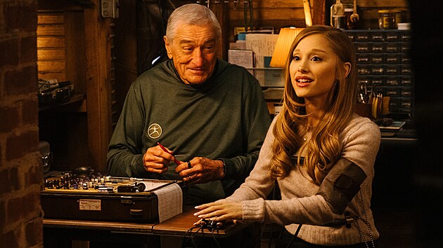 Robert De Niro a Ariana Grande ve filmu V�ichni fot�i jsou lot�i