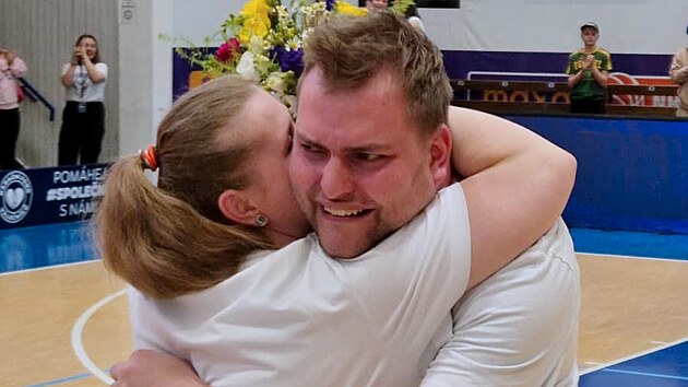 Josef B�ra ��dal svoji partnerku o ruku p��mo p�i z�pase basketbalist� D���na, kter�m fand�, s �st�m.