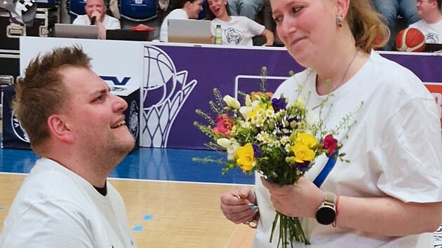 Josef B�ra ��dal svoji partnerku o ruku p��mo p�i z�pase basketbalist� D���na, kter�m fand�, s �st�m.
