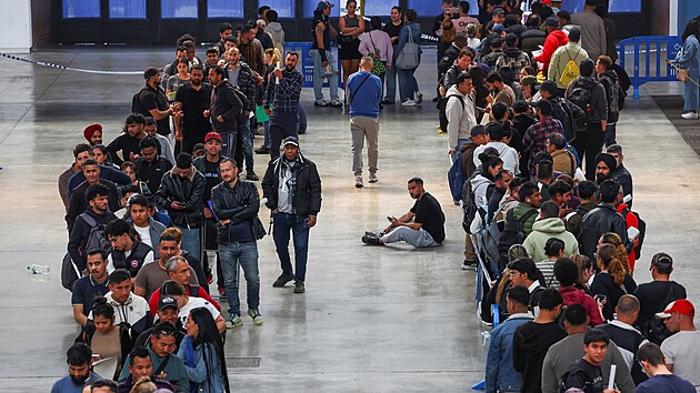 Statis�ce imigrant� stoj� fronty p�ed ��ady ve �pan�lsku, aby zlegalizovali sv�j pobyt v zemi. Umo��uje jim to vst��cn� krok sou�asn� socialistick� vl�dy. (20. dubna 2026)