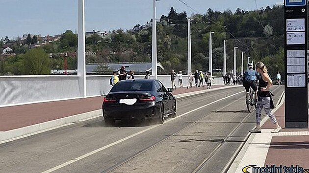 Chyba v navigaci? Dvorecký most přes zákaz hned projelo auto, navíc v protisměru