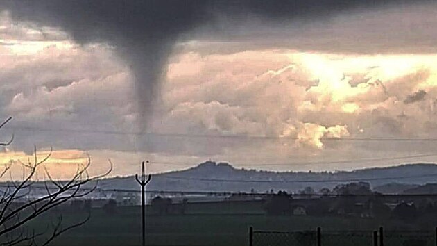 Lovci bouřek o víkendu vyfotili tornádo. Točilo se v neděli na Jičínsku