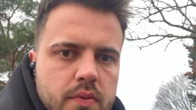 N�meck� streamer MAUschine, kter� se proslavil t�m, �e sv�ho soupe�e napadnul p�st�