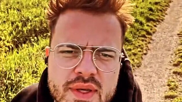 N�meck� streamer MAUschine, kter� se proslavil t�m, �e sv�ho soupe�e napadnul p�st�