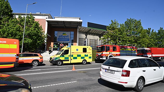 Policie evakuovala asi 150 lid� z objektu obchodn�ho centra Albert ve zl�nsk� ��sti Pr�tn�. Po �niku prozat�m nezn�m� l�tky z�chran��i na m�st� o�et�ili n�kolik z nich. (29. dubna 2026)