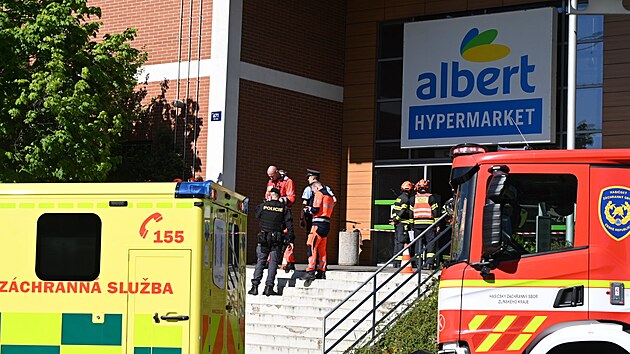 Policie evakuovala asi 150 lid� z objektu obchodn�ho centra Albert ve zl�nsk� ��sti Pr�tn�. Po �niku prozat�m nezn�m� l�tky z�chran��i na m�st� o�et�ili n�kolik z nich. (29. dubna 2026)