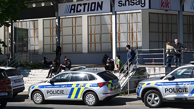 Policie evakuovala asi 150 lid� z objektu obchodn�ho centra Albert ve zl�nsk� ��sti Pr�tn�. Po �niku prozat�m nezn�m� l�tky z�chran��i na m�st� o�et�ili n�kolik z nich. (29. dubna 2026)