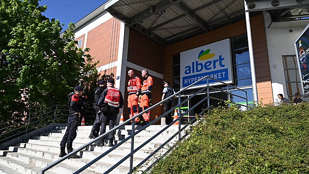 Policie evakuovala asi 150 lid� z objektu obchodn�ho centra Albert ve zl�nsk� ��sti Pr�tn�. Po �niku prozat�m nezn�m� l�tky z�chran��i na m�st� o�et�ili n�kolik z nich. (29. dubna 2026)