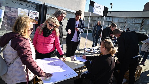 V ��sti Zl�na Malenovice by mohla vyr�st fotovoltaick� elektr�rna. M�stn� lid� se boj�, �e naru�� r�z krajiny. Proto uspo��dali protest a sepisuj� petici. (29. duben 2026)
