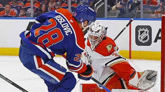 Ville Husso v br�n� Anaheim Ducks, v z�pase s Edmonton Oilers zasahuje proti Jacku Roslovicovi.