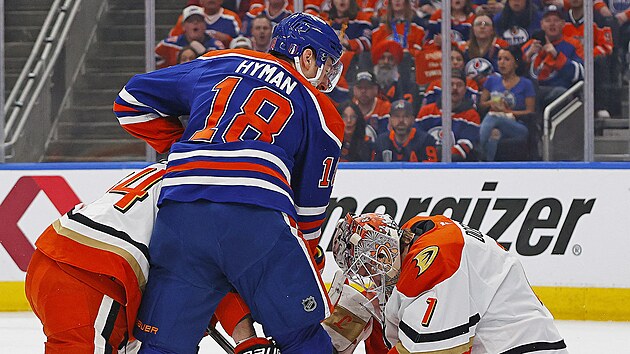 Luk� Dost�l v br�n� Anaheim Ducks, v z�pase s Edmonton Oilers za jeho z�da sk�ruje Zach Hyman (18).