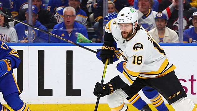 Pavel Zacha (18) z Boston Bruins v z�pase s Buffalo Sabres
