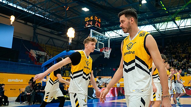 Josef Svoboda (vlevo) a Dalibor Fait nastupuj� k z�pasu v dresech P�sku.