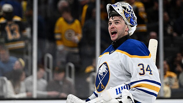 Alex Lyon, brank�� Buffala, b�hem utk�n� proti Bostonu.