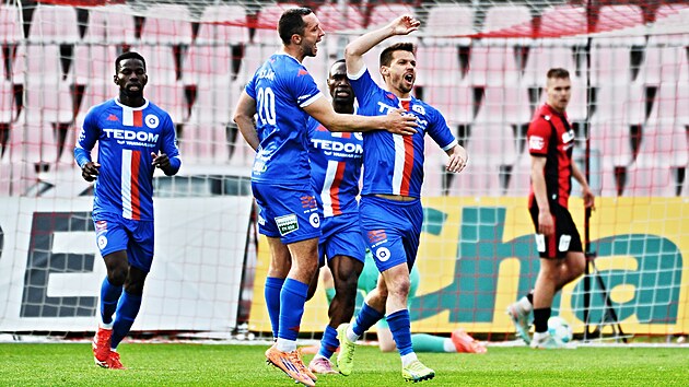 Jan Sedl�k (vlevo) a Jan Navr�til, fotbalist� brn�nsk�ho Artisu, se raduj� v utk�n� proti T�borsku.