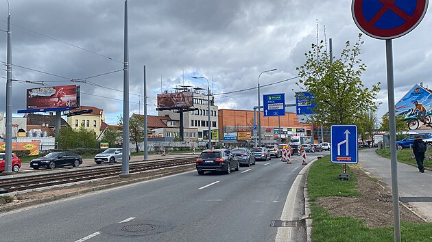 Oprava tramvajov�ch kolej� a asfaltu v k�i�ovatce u Nov�ho divadla v centru Plzn� se dost�v� do z�v�re�n� f�ze. �idi�i vozidel se musej� obrnit trp�livost�. (20. dubna 2026)