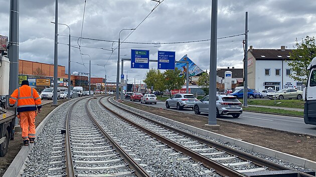 Oprava tramvajov�ch kolej� a asfaltu v k�i�ovatce u Nov�ho divadla v centru Plzn� se dost�v� do z�v�re�n� f�ze. �idi�i vozidel se musej� obrnit trp�livost�. (20. dubna 2026)