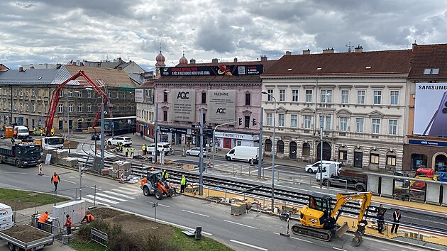 Oprava tramvajov�ch kolej� a asfaltu v k�i�ovatce u Nov�ho divadla v centru Plzn� se dost�v� do z�v�re�n� f�ze. �idi�i vozidel se musej� obrnit trp�livost�. (20. dubna 2026)