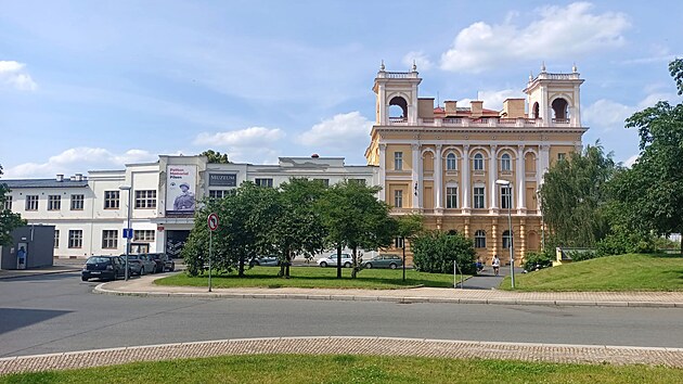 Prostranstv� p�ed b�val�m domem Peklo v Plzni se bude jmenovat n�m�st� Karla Gotta. S n�padem p�i�el plze�sk� prim�tor Roman Zarzyck�.