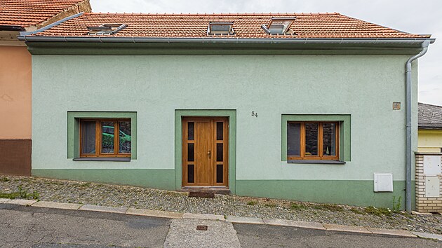 V Kou�imi stoj� d�m s u�itnou plochou 151 metr� �tvere�n�ch a s pozemkem velk�m 296 metr� �tvere�n�ch.
