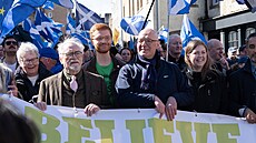 Pochod za nezávislost Skotska v Edinburghu. Vlevo herec Brin Cox, uprost�ed...