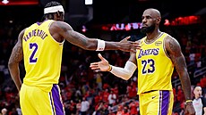 Jarred Vanderbilt (vlevo) a LeBron James z LA Lakers se povzbuzují.