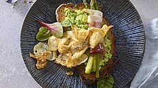 Chleba s k�upavým vají�kem a ch�estem