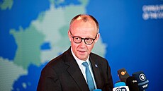 N�mecký kanclé� Friedrich Merz hovo�í s médii p�i p�íjezdu na summit EU v...