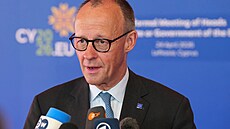 N�mecký kanclé� Friedrich Merz hovo�í s médii p�i p�íjezdu na summit EU v...