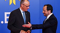 N�meckého kanclé�e Friedricha Merze (vlevo) vítá kyperský prezident Nikos...