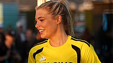 Jutta Leerdamová b�hem charitativního fotbalového utkání v Los Angeles