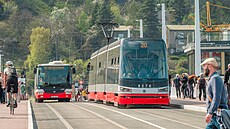 Chodci, cyklisté, tramvaje, autobusy. Dvorecký most u� je v plné permanenci....