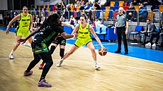 Bridget Carletonová z USK Praha hledá cestu ke ko�i ve finále Chance �BL proti...