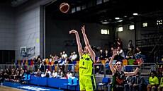 Bridget Carletonová z USK Praha st�ílí za t�i body ve finále Chance �BL proti...