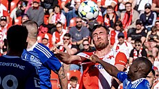 Tomá� Chorý ze Slavie hlavi�kuje v zápase s Olomoucí.