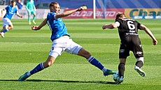 Ond�ej Kri�falu�i z Baníku Ostrava se sna�í vypíchnout mí� plze�skému Luká�i...