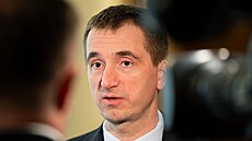 Luká� Vl�ek (STAN) p�i rozhovoru s noviná�i v Poslanecké sn�movn�. (24. dubna...