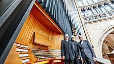 Nastupující arcibiskup Stanislav P�ibyl, prezident Petr Pavel a dosluhující...