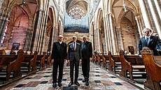 Nastupující arcibiskup Stanislav P�ibyl, prezident Petr Pavel a dosluhující...