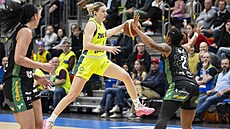 Petra Malíková z USK Praha se sna�í proniknout mezi hrá�kami Brna.