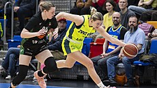 Aneta Kytlicová z Brna se sna�í bránit Petru Malíkovou z USK Praha.