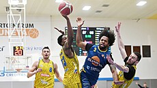 Ústecký Kimani Lawrence se probíjí pod ko� Opavy.