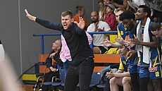 Ústecký kou� Tomá� Reimer reaguje v zápase s Opavou.