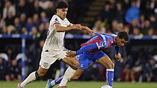 Mateus Fernandes z West Hamu bojuje o mí� s Brennanem Johnsonem z Crystal...