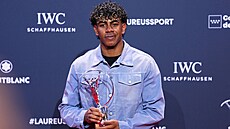 Fotbalista Lamine Yamal pózuje s trofejí pro mladého sportovce na vyhlá�ení cen...