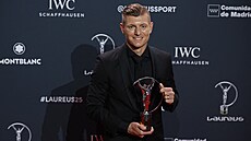 Fotbalista Toni Kroos pózuje s trofejí za sportovní inspiraci na vyhlá�ení cen...