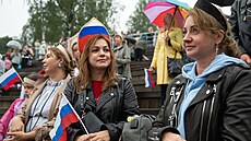 �eny se ú�astní p�ekonání ruského rekordu v nejv�t�ím po�tu �en s tradi�ní...